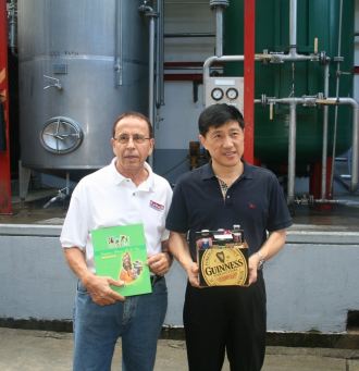 chinese_head_of_delegation_receives_gift_from_dca_brewery.jpg