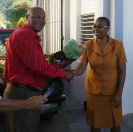 agriculture_minister_walter_hands_over_food_basket_to_infirmary_director_dec_2008.jpg